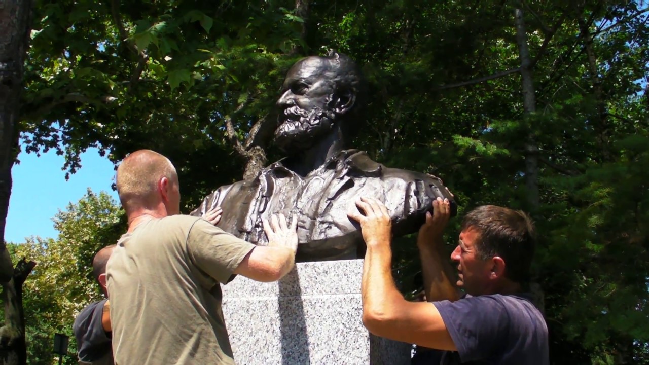 Postavljanje biste Vuku Bojovicu u zoo vrtu