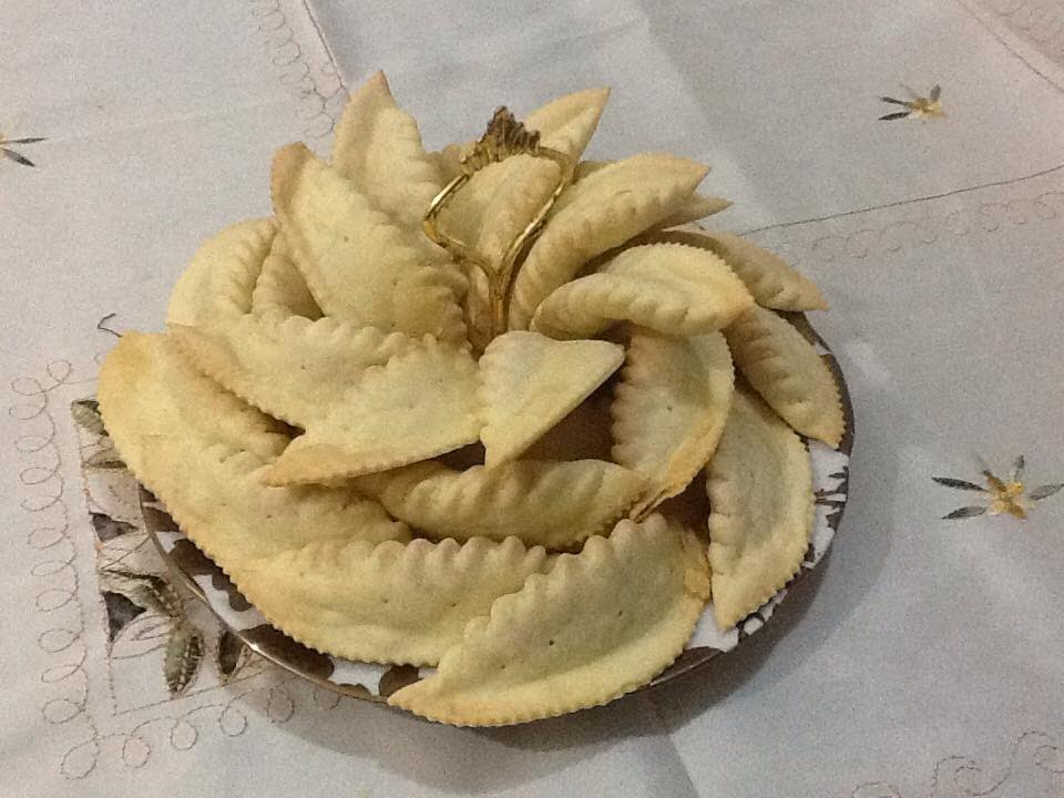 كعب غزال تقليدي منقوش بتقديم عصري Cornes de Gazelle aux Amandes Marocaine