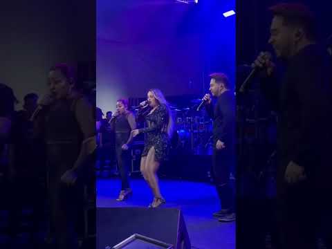 Yara Tchê cantando