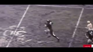 What a insane touchdown run by Gale Sayers!! What a way to break free! Nice run! What a play!👍