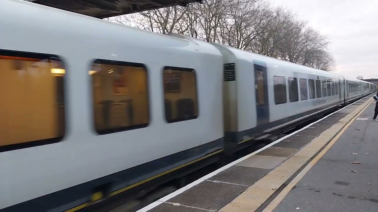 SWR Class 444015 Desiro & Class 444037 Arriving into Havant The 29th of November 2023