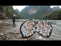 美女来到大山深处的大河寻找珍珠蚌，收集珍珠