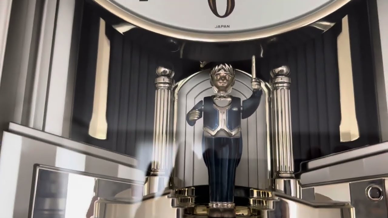 人形が動く時計たち