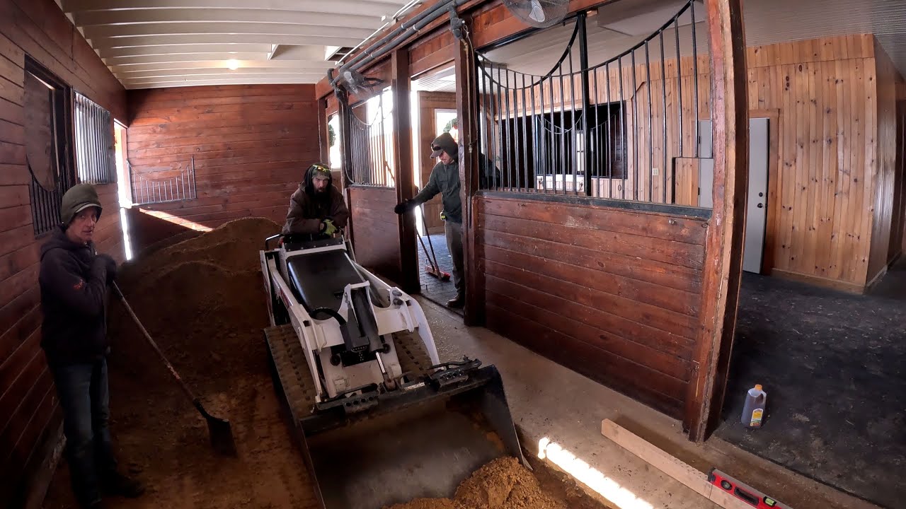 Это могло закончиться плохо... Начало работ по демонтажу конюшни.