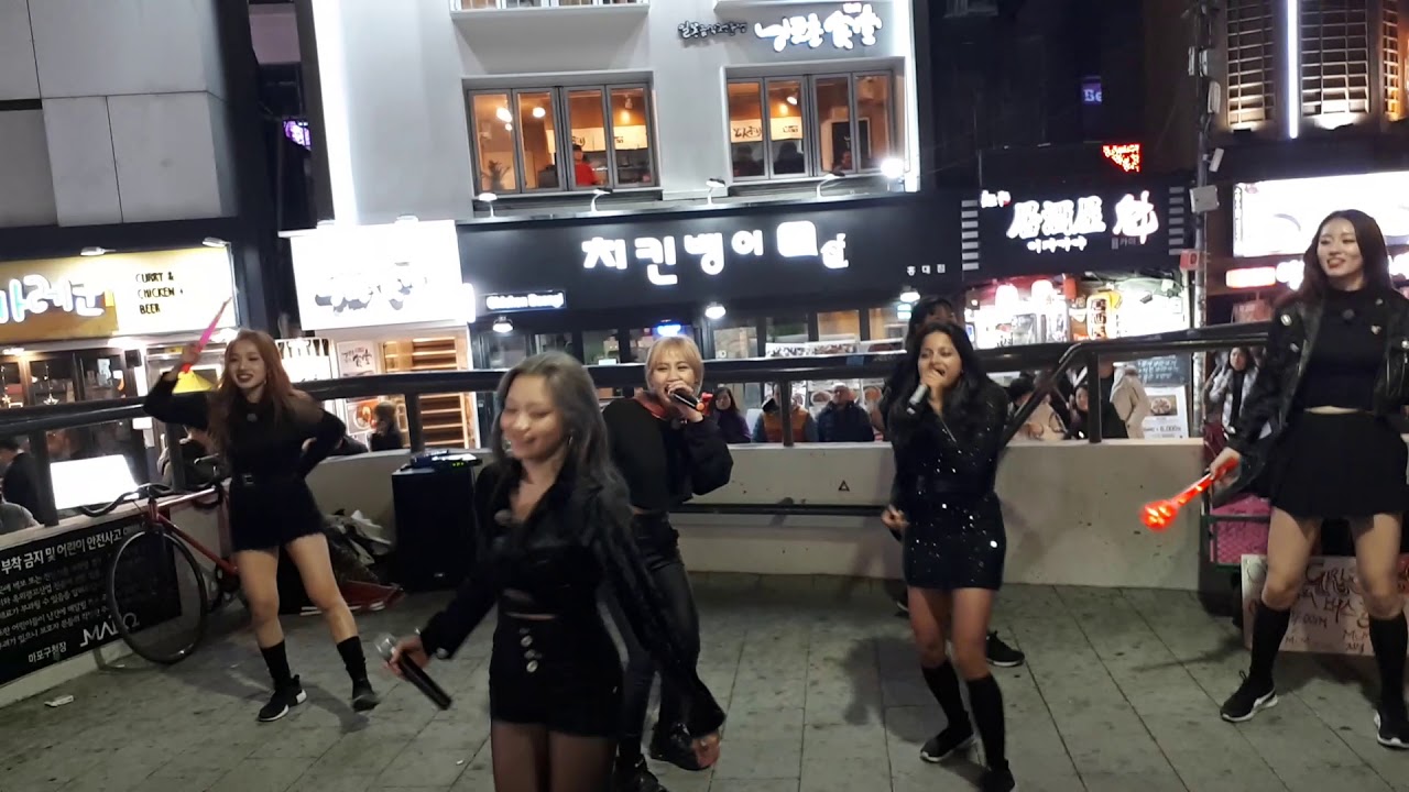Z-GIRLS. ENJOYING GOOD WEEKEND BUSKING ALONG WITH AUDIENCE. HONGDAE BUSKING.