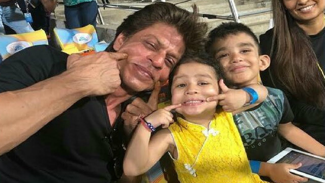 Shahrukh Khan CUTE MOMENT With MS Dhoni Daughter Ziva Dhoni At IPL 2018 shahrukh khan house