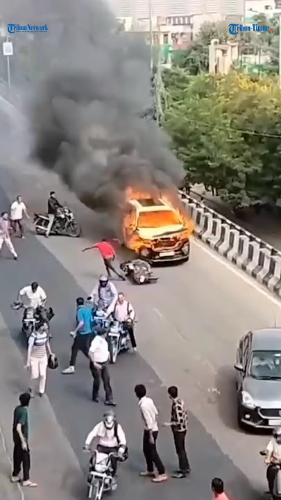 Detik-detik Mobil Terbakar Jalan Sendiri