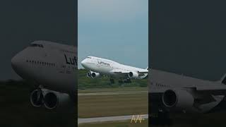 Boeing 747 Pilot WAVES with wings to say GOODBYE