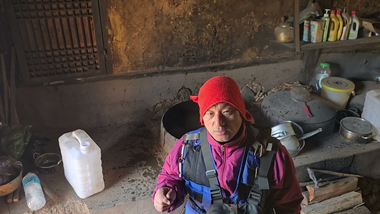 외로운 굴피집 비워두면 급속히 망가진다 수시로 올라와 군불 빈집을 관리 ᆢ