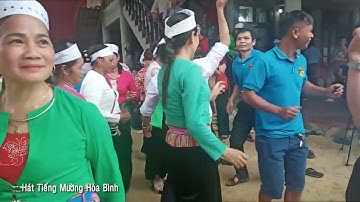 Các nghệ nhân hát tiếng Mường không những hát mà còn nhảy rất là sung ở nhà nghệ nhân Quách Lon .