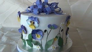Torta con viole, decorata con fiori di pasta di zucchero,FATTA IN CASA 