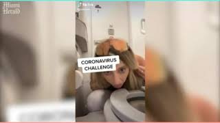 Ava louise la modelo lame un asiento de un inodoro