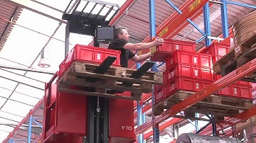 Picking with lifting device at HDE-Logistik