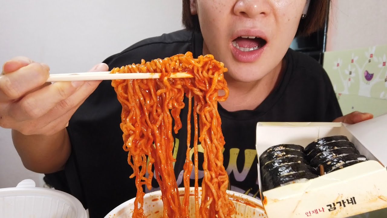 보여줄께 완전히 게으른 나~~ 한심할정도로 먹고 자고 눕는 으른여자의 휴일브이로그 함께 보시져😎 (라볶이 프랭크버거닭다리 치즈김밥 담소순대국) 