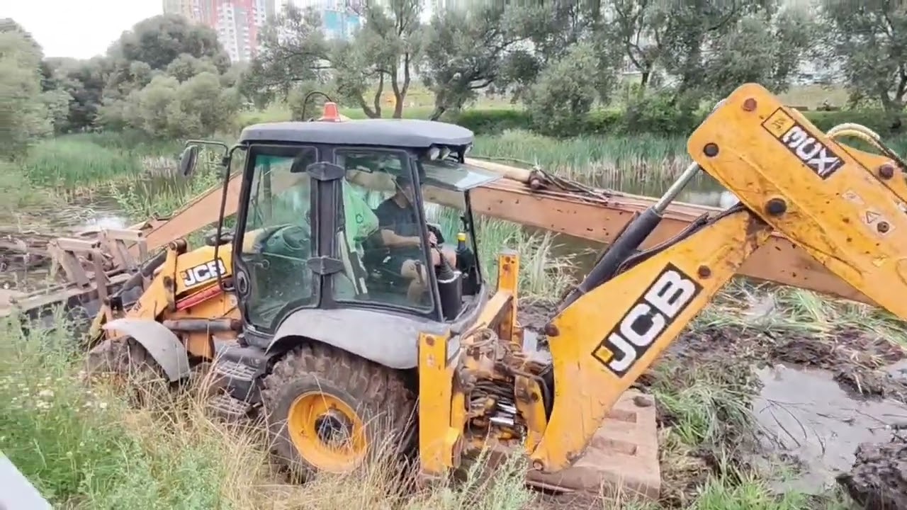 Во время очистки реки Лошица в Минске застрял экскаватор