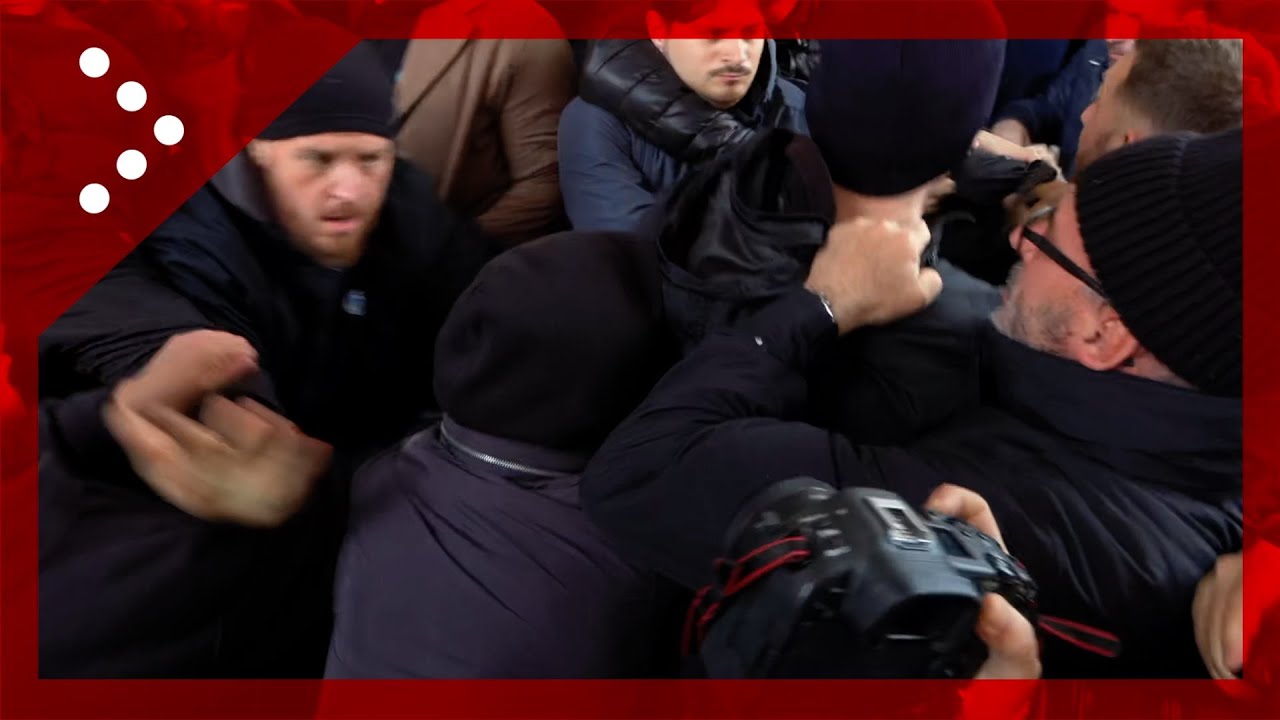 Tensione tra studenti e forze di polizia alla Sapienza di Roma: spintoni davanti al rettorato