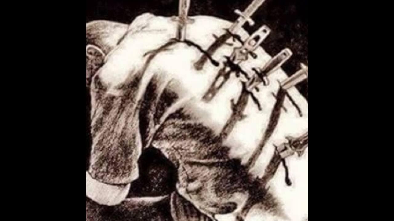 Девушка с ножом за спиной. Нож в спину от мнимой любимой 11. Нож в спину от мнимой любимой 11. Нож в спину от любимого человека. Предательски нож в спину.