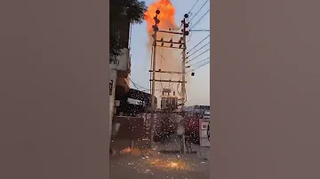 أنفجار محول كهربائي مشهد في منتهى الخطورة Shorts 