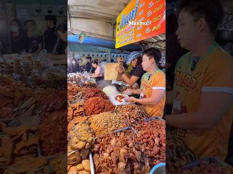 Sticky rice wraps sold late at night are very popular; people are lining up to buy them #streetfood
