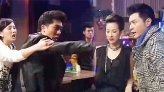 妻子酒店開房被抓現行，丈夫怒揍情人，現場一片混亂！