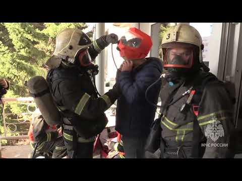 Абаканские пожарные провели учения с эвакуацией в административном здании