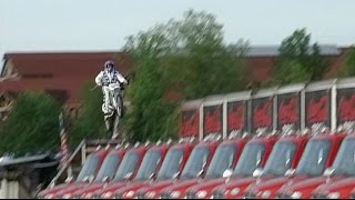 Motorcycle stuntman Robbie Knievel jumps 24 trucks at Kings Island