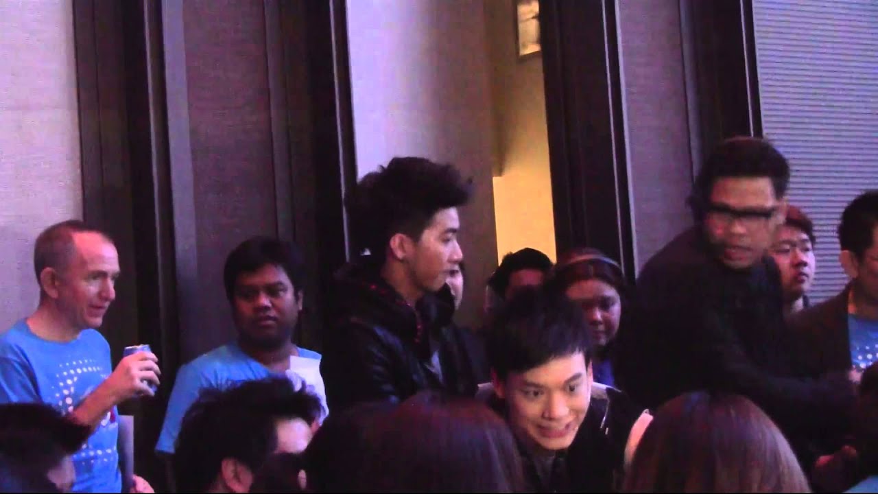 บี้-โตโน่-ไมค์ est cola  (แจกน้ำอัดลม)