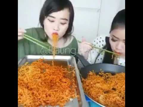 تحدي اكل النودلز الحار او الاندومي