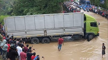 CUACA MEMBURUK !!! Truk Terjebak Total, Bikin Sopir Truk Menangis Melewati Tanjakan Sitinjau Lauik