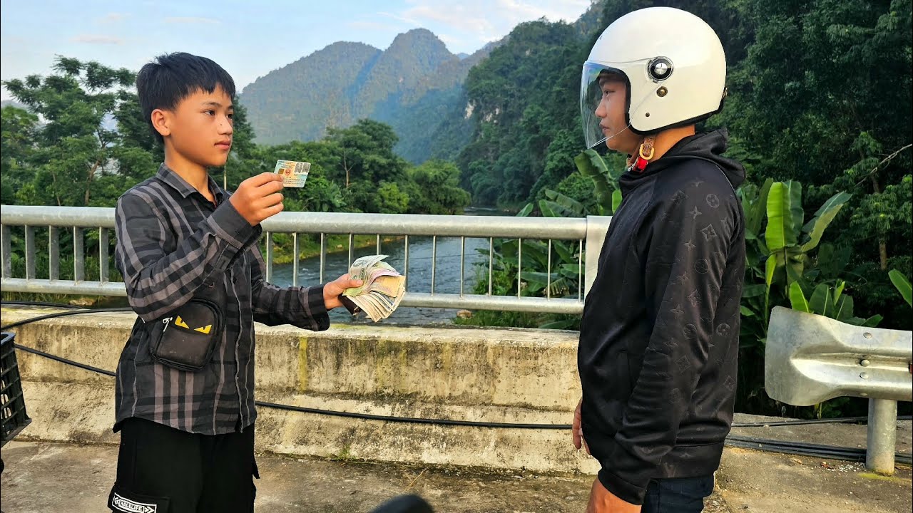 On the way home from selling vegetables, Nam picked up a wallet and returned it to its owner