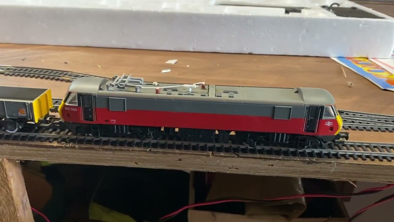 Hornby R759 Red Star Courier 00 Gauge Train Set