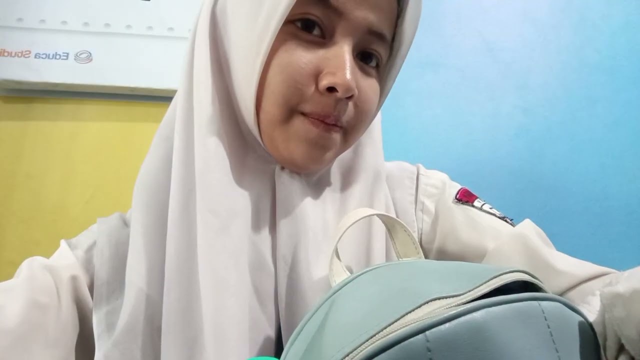 Doing silent ASMR in class 🤭🤫