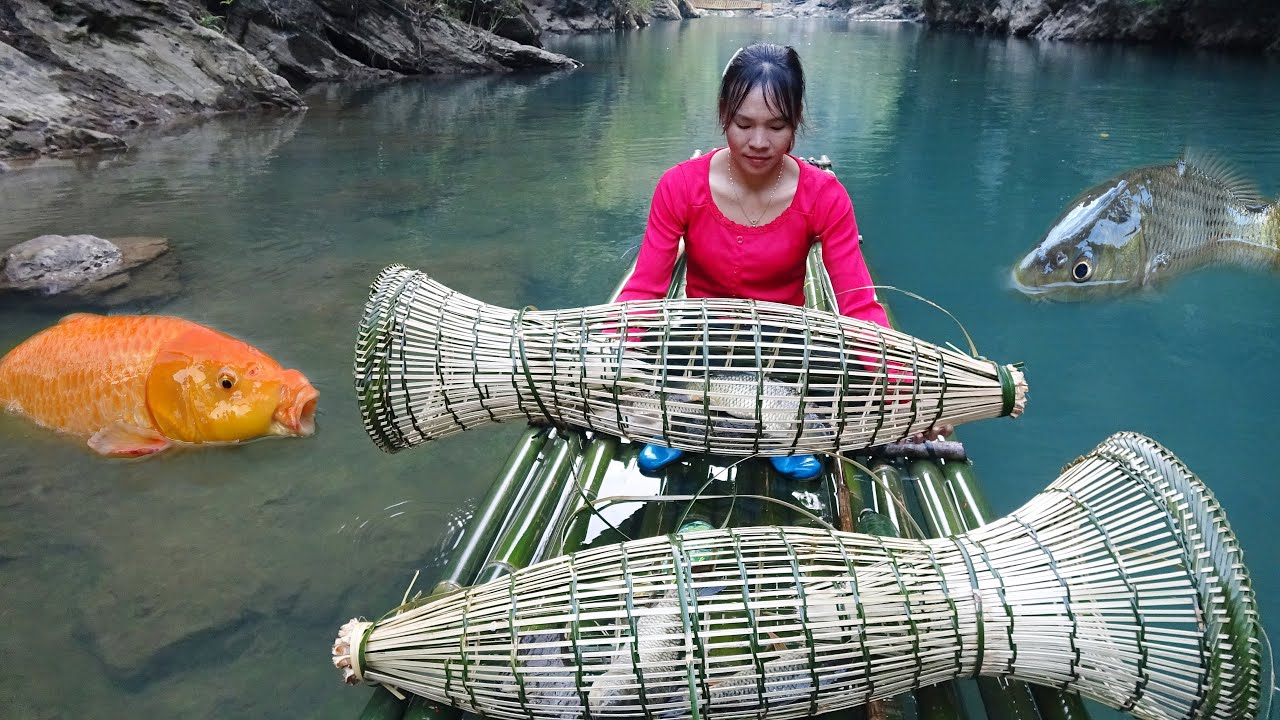 The Girl Survival Alone in The Wilderness, Weave Bamboo Baskets to Trap ...