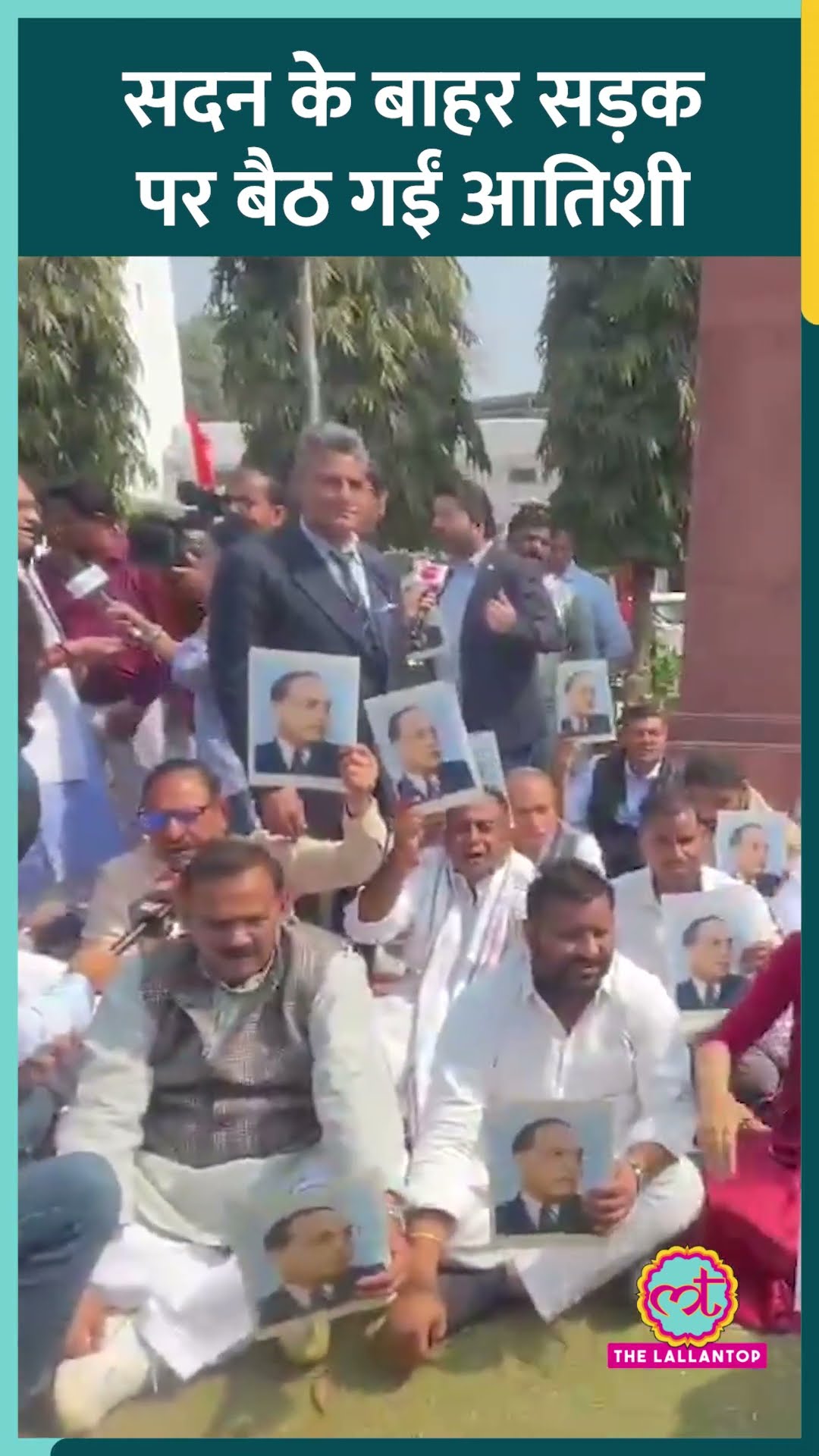 Delhi Assembly से बाहर निकलने के बाद Atishi, AAP MLA के साथ सड़क पर बैठ गईं! #aap #delhi #atishi