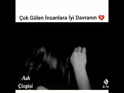 Çok gülen insanlara iyi davranın