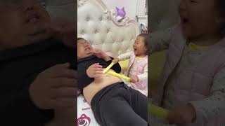 Popsicle Knocks On Dads Belly, Father-Daughter Daily, Father-Daughter Combination
