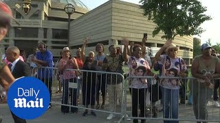 Aretha Franklin's fans line up to pay their respects in Detroit