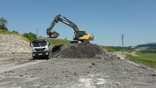 Iveco takker 500 8x4 a Volvo ec 300 - nakladanie kameňa