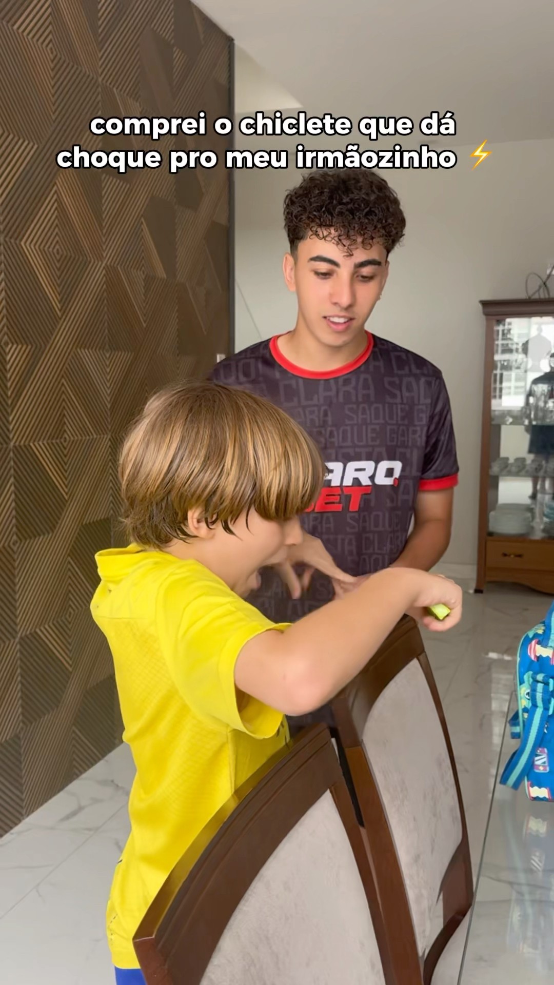 DEI O CHICLETE QUE DÁ CHOQUE PRO MEU IRMÃOZINHO E ELE NEM SENTIU!
