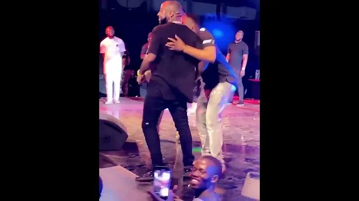 Davido n zubby Micheal chokes da stage at onitsha concert!
