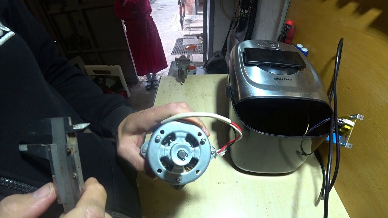 Хлебопечка SilverCrest гудит, но не крутит.