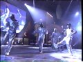 Usher - U make me wanna (Usher was pissed during this performance)