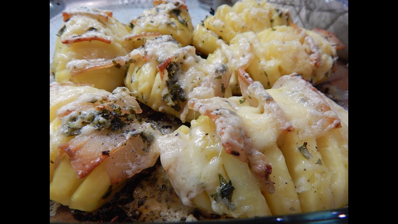 Картошка с салом в духовке рецепт. Картофель с салом в духовке. Картофель запеченный с салом. Картошка запеченная с салом. Картошка запеченная с салом в духовке.