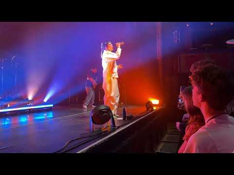 Benee “Beach Boy” - Vic Theatre Chicago 6/4/2022