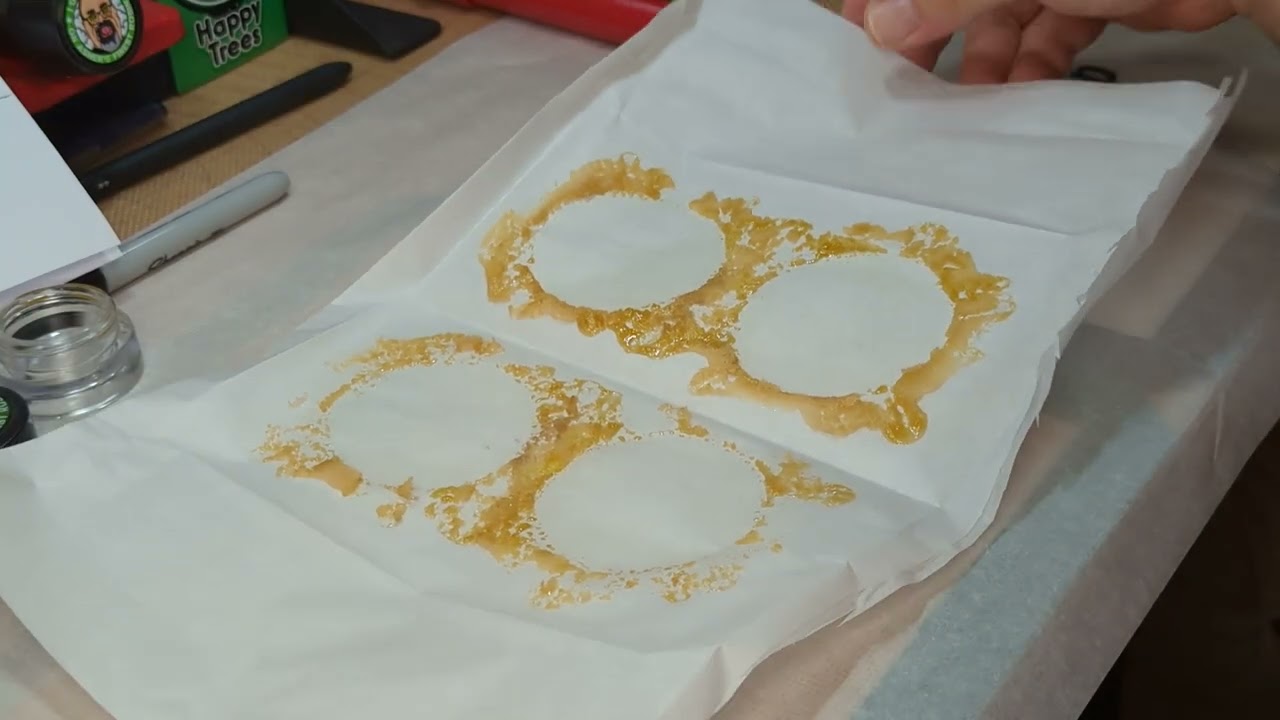 Pressing an oz of Toofless Alien auto by Mephisto Genetics. NFSOT Grown in PA by a patient