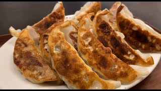Trying Japanese Dumplings Gyoza in Shinjuku - Shinjuku Street Food