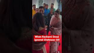 #RashamiDesai completely ignored #ShehnaazGill at BabaSiddique’s eid party 😂