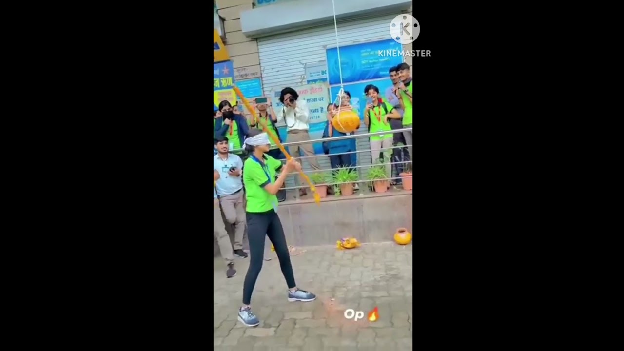 आंख पर पट्टी बांधकर लड़की का मटकी फोड़ने का अंदाज aankh per Patti bandhkar ladki ka mataki fodane ka