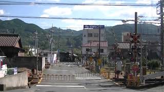 00198　ＪＲ西日本旅客鉄道・南海電気鉄道橋本駅の近くの西側の踏切　南海電鉄高野線の踏切
