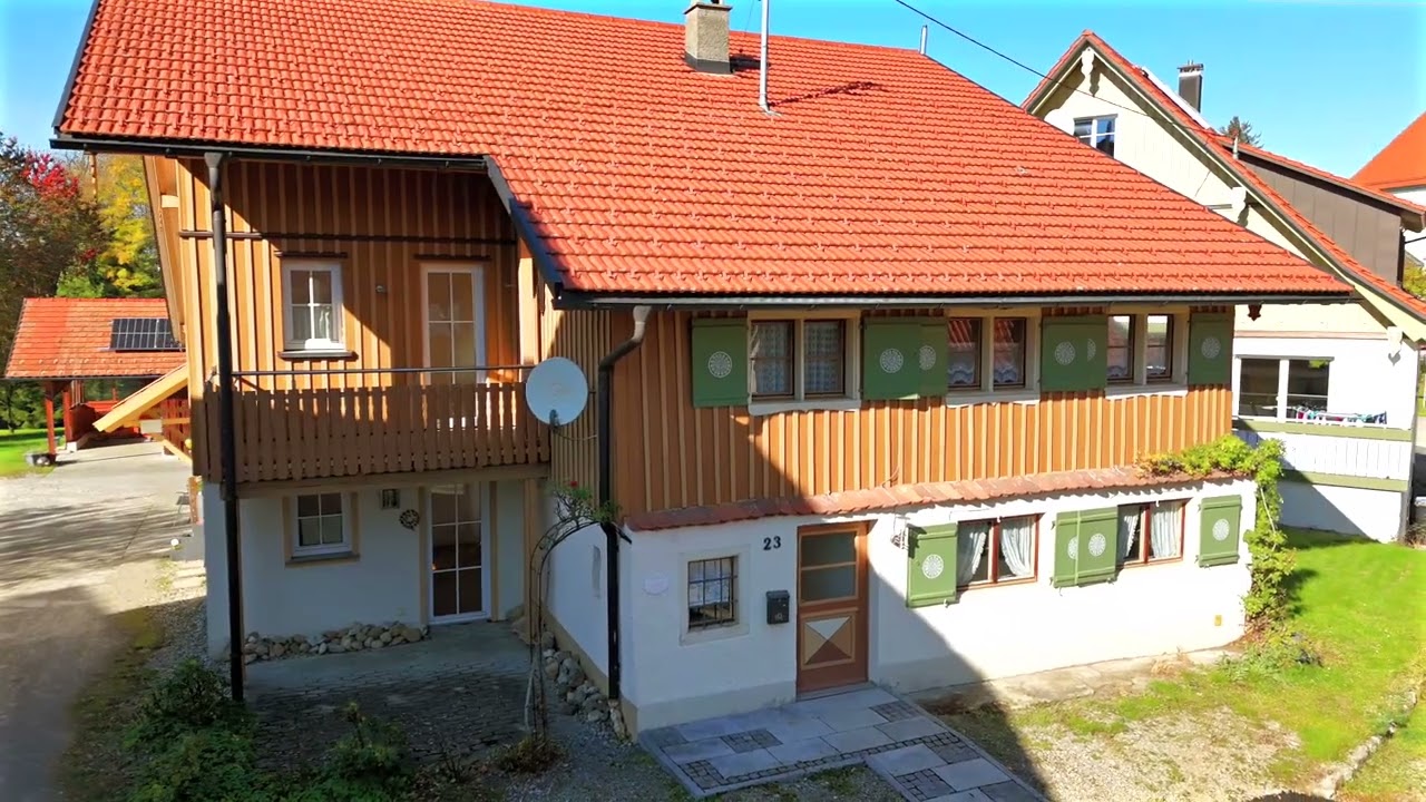 Drohnenflug - einzigartiges Wohnhaus beim Dorfkern in Ratzenried